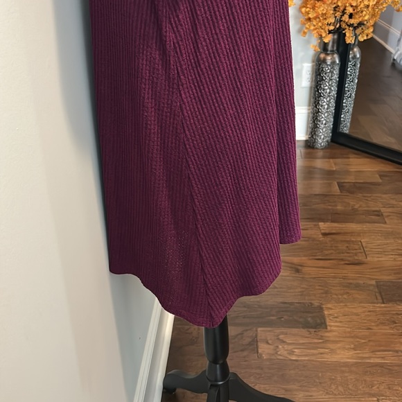 NWOT. Woman’s v-neck, long sleeve, waffle knit tunic length t-shirt in burgundy. - Picture 5 of 9